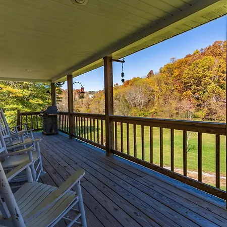 Creekside Paradise - A Peaceful Family Focused Retreat On A Flowing Creek